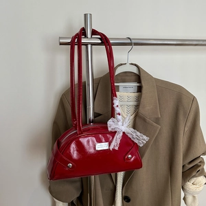 Borsa sottobraccio in pelle lucida rosso scuro con fiocco in pizzo e forma vintage