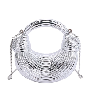 Sac à main argenté plissé en forme de demi-lune avec bandoulière chaîne chic