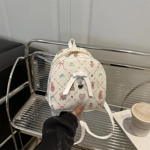 Petit sac à dos blanc avec motifs lapins roses, texture fleurie et décoration nœud chic