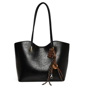 Borsa tote nera minimalista in pelle cerata lucida con ciondolo decorativo al cioccolato