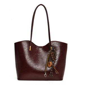 Sac cabas en cuir PU bordeaux foncé avec texture brillante vintage et pendentifs
