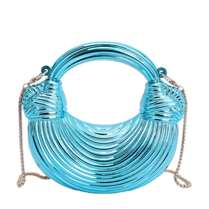 Sac à main en acrylique bleu métallisé avec texture ondulée et chaîne dorée