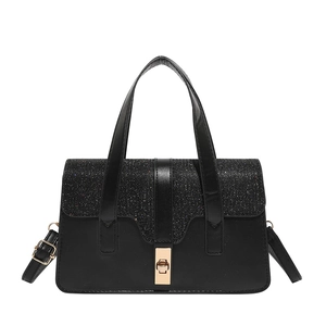 Schicke schwarze Handtasche mit Pailletten-Klappe, goldenem Verschluss und Schultergurt