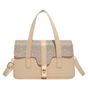 Sac à main beige élégant avec paillettes argentées scintillantes et fermoir métallique doré
