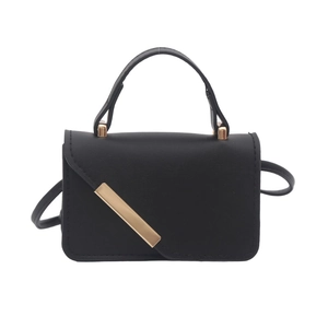 Sac à bandoulière minimaliste en similicuir noir avec garniture en métal doré