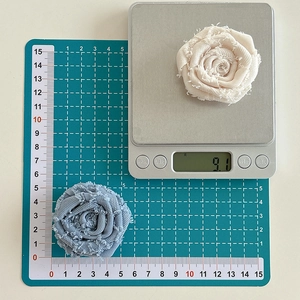 3D fabric flower phone grip holder with scale and weight measurements in display
