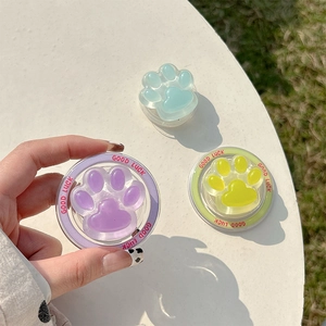 Gros plan de trois supports de téléphone patte de chat colorés avec texture gelée