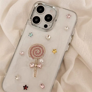 Detailansicht des Strass-Lutschers und der Sterne auf einer perlmuttweißen iPhone-Hülle