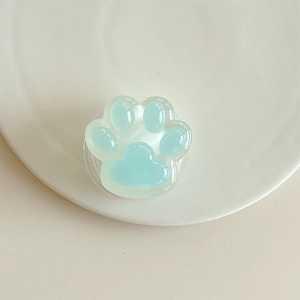 Détail d'un support de téléphone patte de chat bleu translucide sur plateau