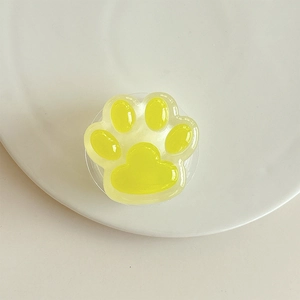 Détail d'un support de téléphone patte de chat jaune avec finition résine brillante