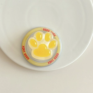 Détail macro du support de téléphone patte de chat jaune avec texte Good Luck rouge