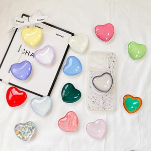 Supporti per telefono retrattili a forma di cuore su tessuto strutturato bianco