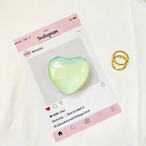 Dettaglio del supporto per telefono a forma di cuore in vetro sfumato verde