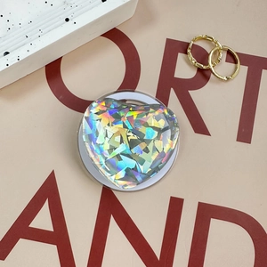 Macro shot of heart-shaped magnetic phone grip with holographic laser diamond finish