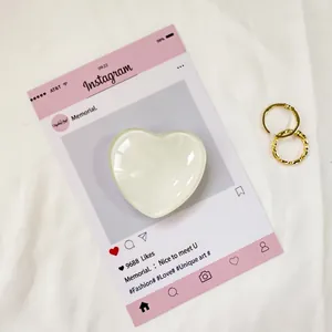 Dettaglio del supporto per telefono a cuore e gioielli d'oro su scheda estetica