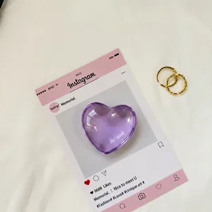Vista dettagliata del supporto per telefono a forma di cuore viola con superficie riflettente