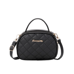 Sac à main matelassé noir élégant avec finitions dorées et bandoulière réglable