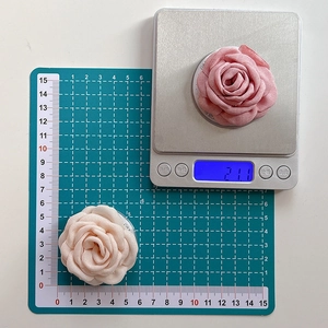 Vue détaillée du support camélia en tissu montrant le diamètre 5cm et poids 21.1g