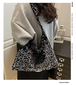 Détail du sac hobo à paillettes noires avec texture réfléchissante et grande capacité