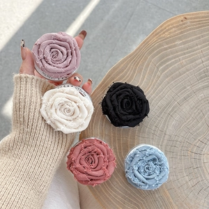 3D stoffen roos bloem uitbreidbare telefoonhouder grip in diverse kleuren op hout