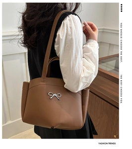 Braune Shopper-Tasche aus Leder mit silberner Schleife und großem Fassungsvermögen