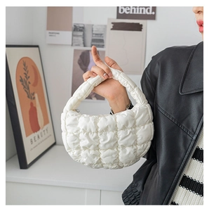 Gros plan d'un sac à main nuage matelassé blanc avec texture en nylon doux