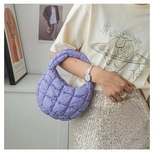 Gros plan sur le sac nuage violet matelassé montrant sa texture douce et rembourrée