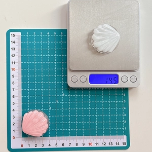 Pink and white shell-shaped glitter phone socket stand with 4.5cm diameter size