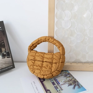Détail du sac à main matelassé gingembre avec texture quadrillée douce et poignée