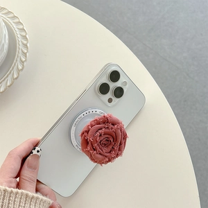 Macro-opname van 3D stoffen roos telefoonhouder met Gift For You tekst op witte basis