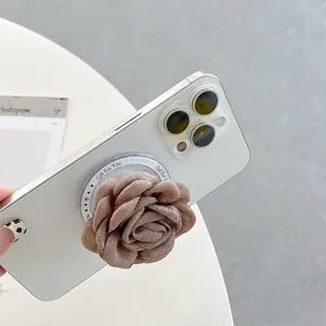 Support de téléphone camélia en tissu 3D avec poignée rétractable sur mobile blanc
