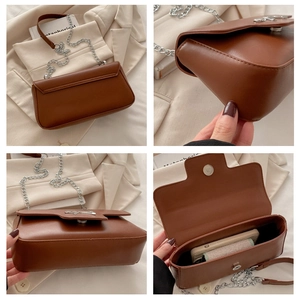 Détails du sac bandoulière en cuir PU marron avec nœud argenté et rangement intérieur