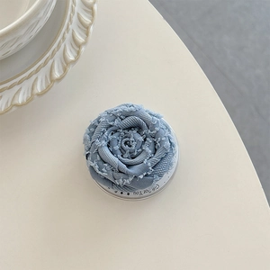 Detailopname van de blauwe denim stoffen roos telefoonhouder met transparante basis