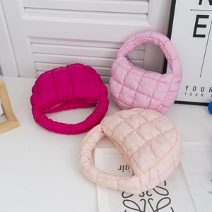 Détails de trois mini sacs à main matelassés en tons de rose vif et de pêche doux