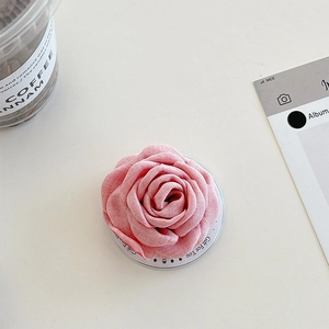 Vue détaillée d'un support de téléphone fleur en tissu rose avec carte Gift For You