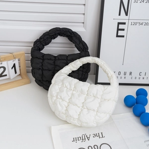 Détail de sacs à main nuage matelassés en noir et blanc avec texture gaufrée