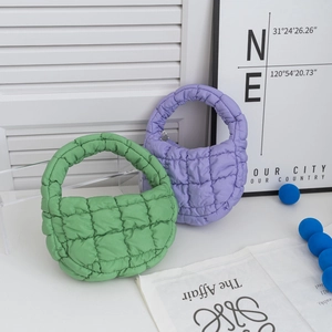 Détails de texture des sacs à main matelassés en vert clair et couleur lilas