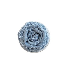 Blauwe denim 3D roos telefoonhouder met magnetische voet op witte achtergrond