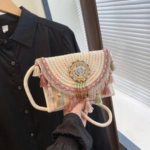 Borsa a tracolla bohémien in paglia intrecciata con nappe e ricami in rilievo mandala