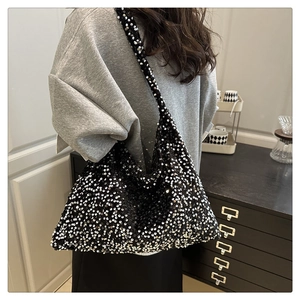 Détail du grand sac hobo noir avec des paillettes argentées scintillantes