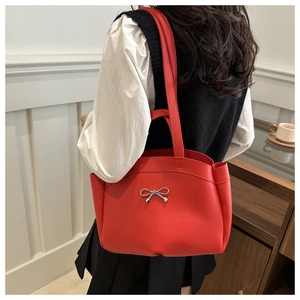 Detail der roten Leder-Einkaufstasche mit silberner Schleife als Schultertasche