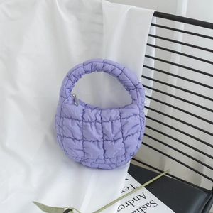 Détail du sac à main nuage matelassé lavande avec texture en duvet et fermeture éclair