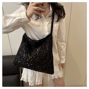 Vue détaillée des paillettes noires scintillantes sur ce grand sac cabas tendance chic