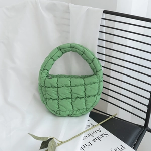 Détail du sac nuage vert avec tissu matelassé et une texture à bulles douce et élégante