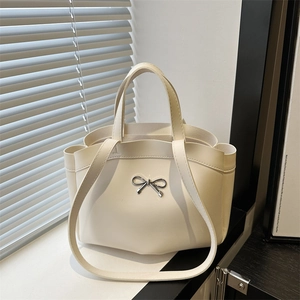 Cremefarbene Einkaufstasche mit silberner Schleife, große Schultertasche für das Büro