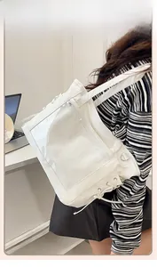 Sac fourre-tout blanc minimaliste avec fenêtre en PVC transparent et détails à lacets sur le côté