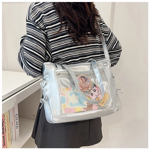 Détail du sac ita argenté avec fenêtre en PVC transparent et cordon latéral