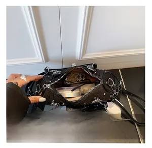 Intérieur spacieux du sac bandoulière en nylon noir avec lunettes et cosmétiques