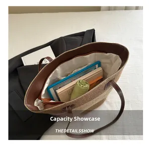 Vue de dessus de l'intérieur spacieux d'un sac fourre-tout en paille avec sa doublure