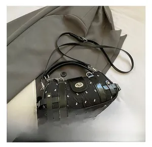 Détail du sac bandoulière plissé noir avec motif K et fermoir rotatif argenté